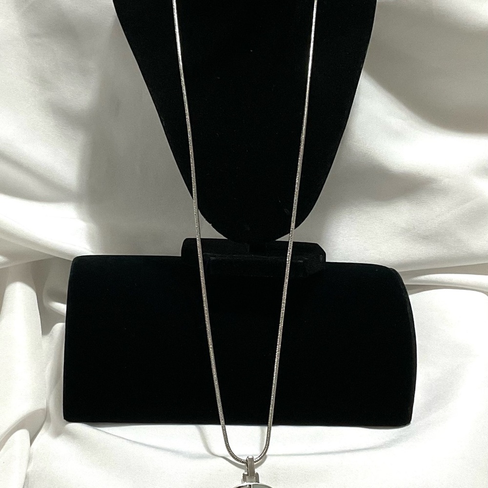 Jennifer Lopez Pendant Necklace - Picture 8 of 10